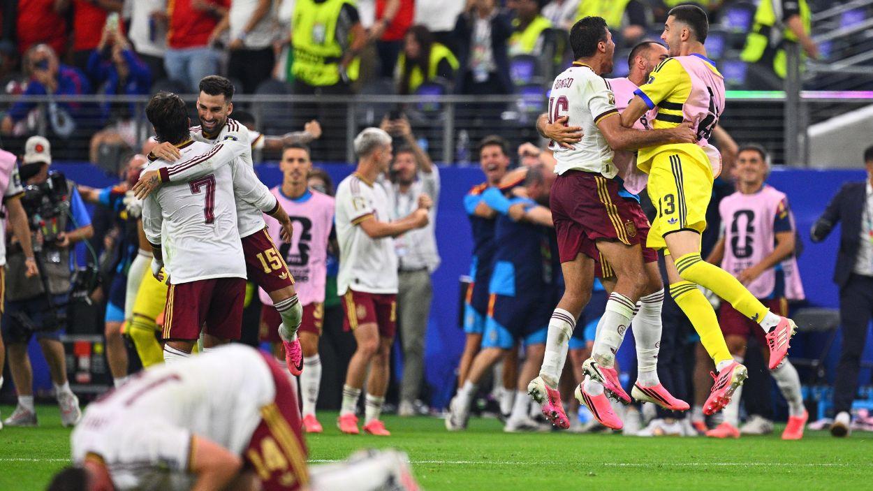 Jugadores españoles celebran su victoria tras el partido de semifinales de la Copa Mundial de la FIFA 2026 contra Francia en el Estadio de Dallas. EP.