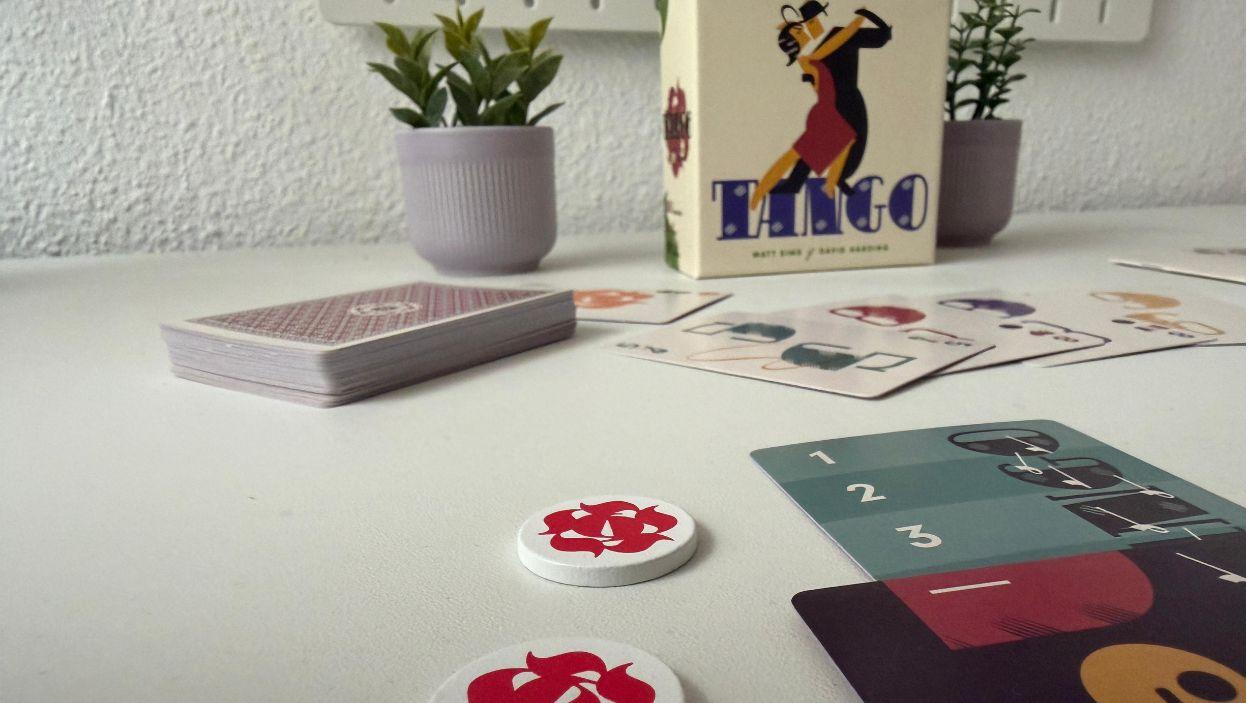 Cada jugador combina cartas visibles y ocultas, una mezcla de información que obliga a leer constantemente las opciones del rival