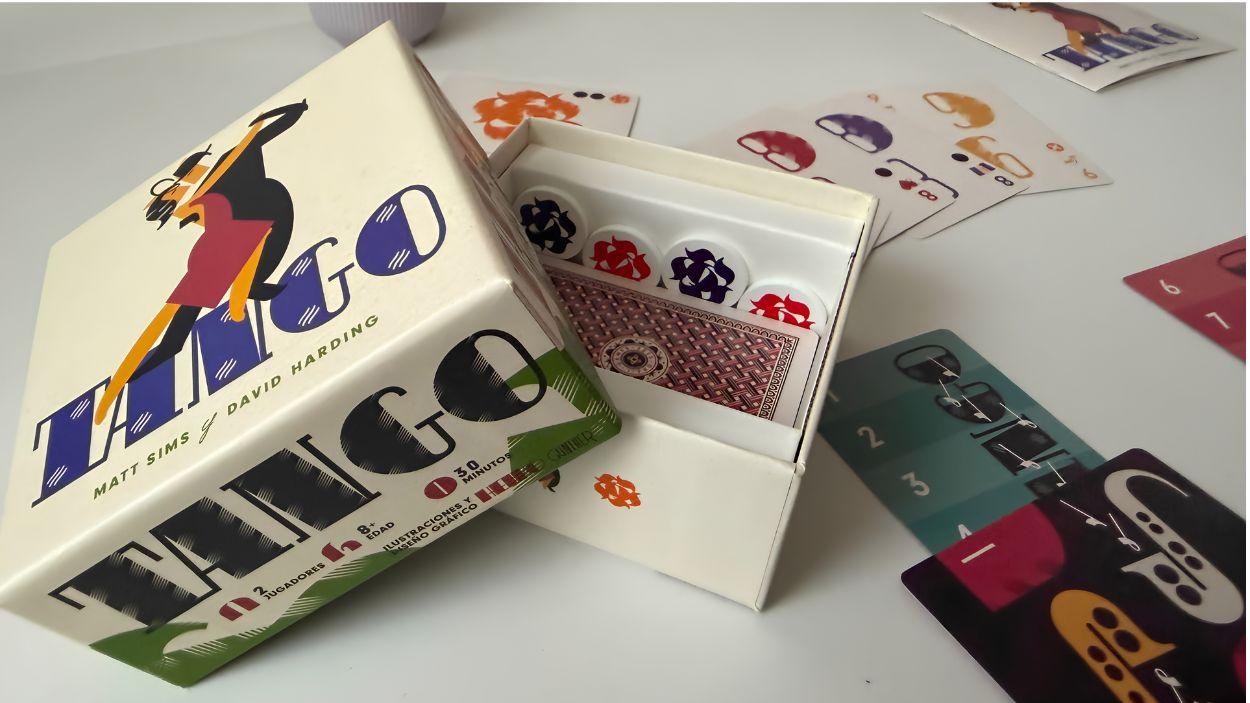 Toda la producción cabe en una caja de bolsillo: un mazo de cartas, fichas de madera y un reglamento que se explica en cinco minutos