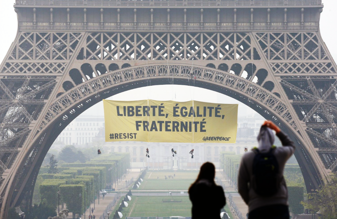 Greenpeace cuelga una pancarta en la Torre Eiffel contra Marine Le Pen.