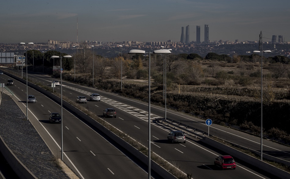 Vista general de la densa neblina de contaminación atmosférica en Madrid