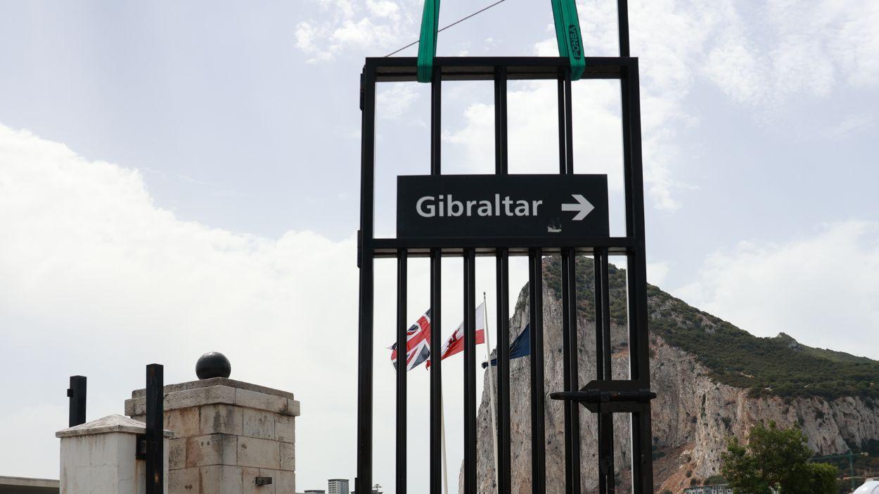 Retirada de la Verja que conecta la Línea de la Concepción con Gibraltar. EP.