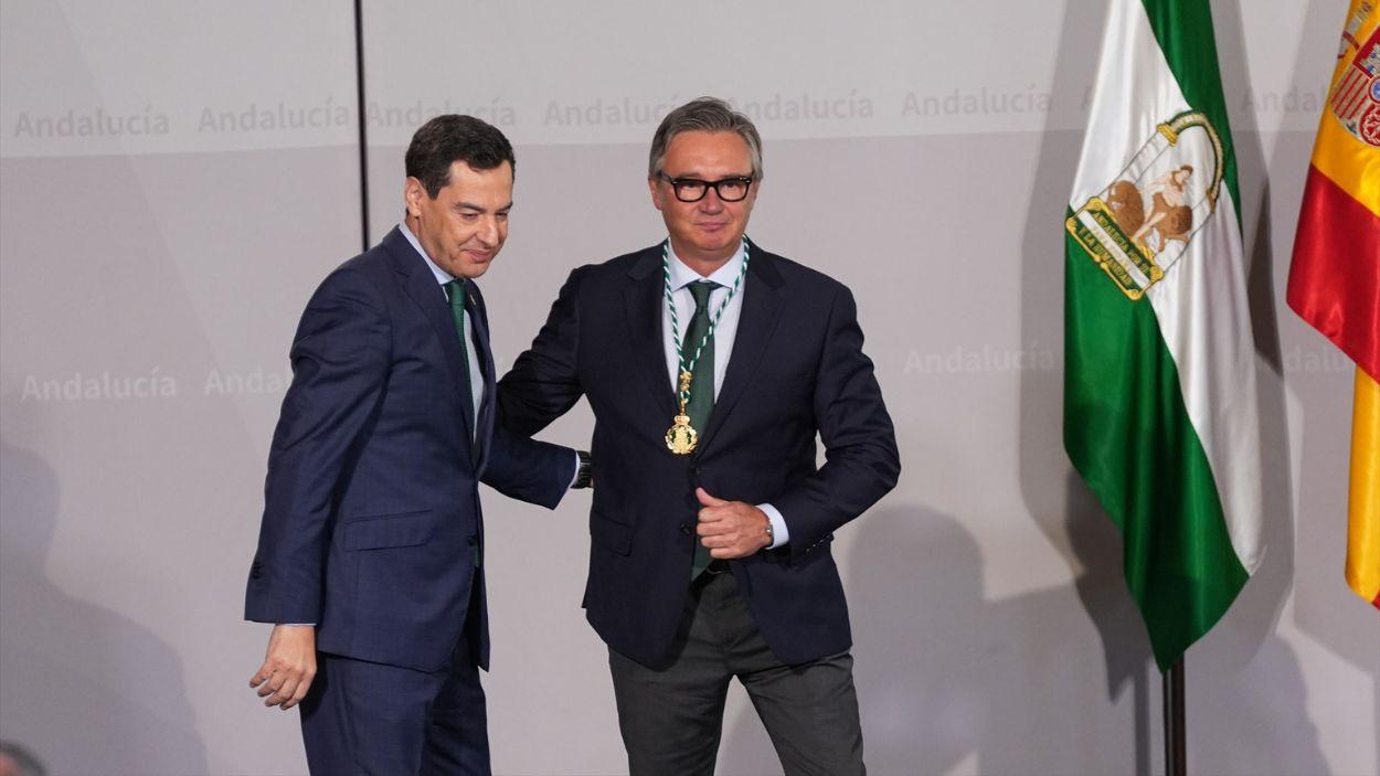 El presidente de la Junta de Andalucía, Moreno Bonilla, saluda al vicepresidente segundo y consejero de Turismo, Justicia, Desregulación y Administración local, Manuel Gavira, durante el acto de imposición de medalla a los miembros del nuevo Consejo de Gobierno / EP