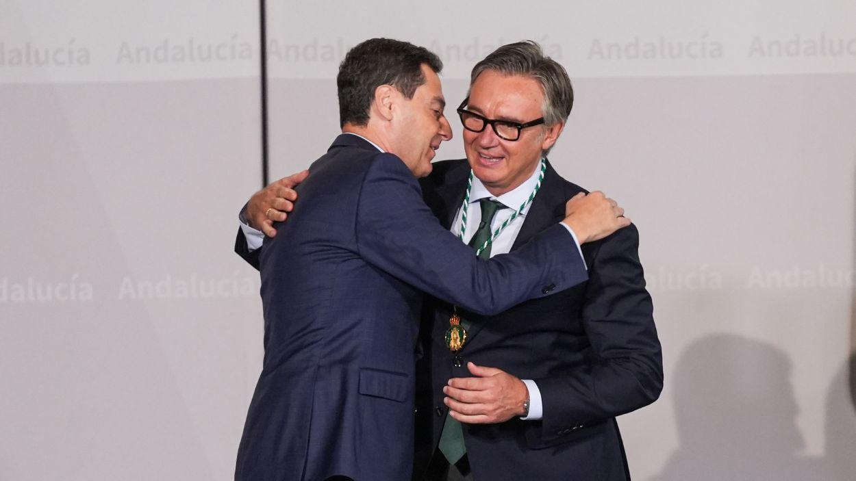 El presidente de la Junta de Andalucía, Moreno Bonilla, saluda al vicepresidente segundo y consejero de Turismo, Justicia, Desregulación y Administración local, Manuel Gavira / EP