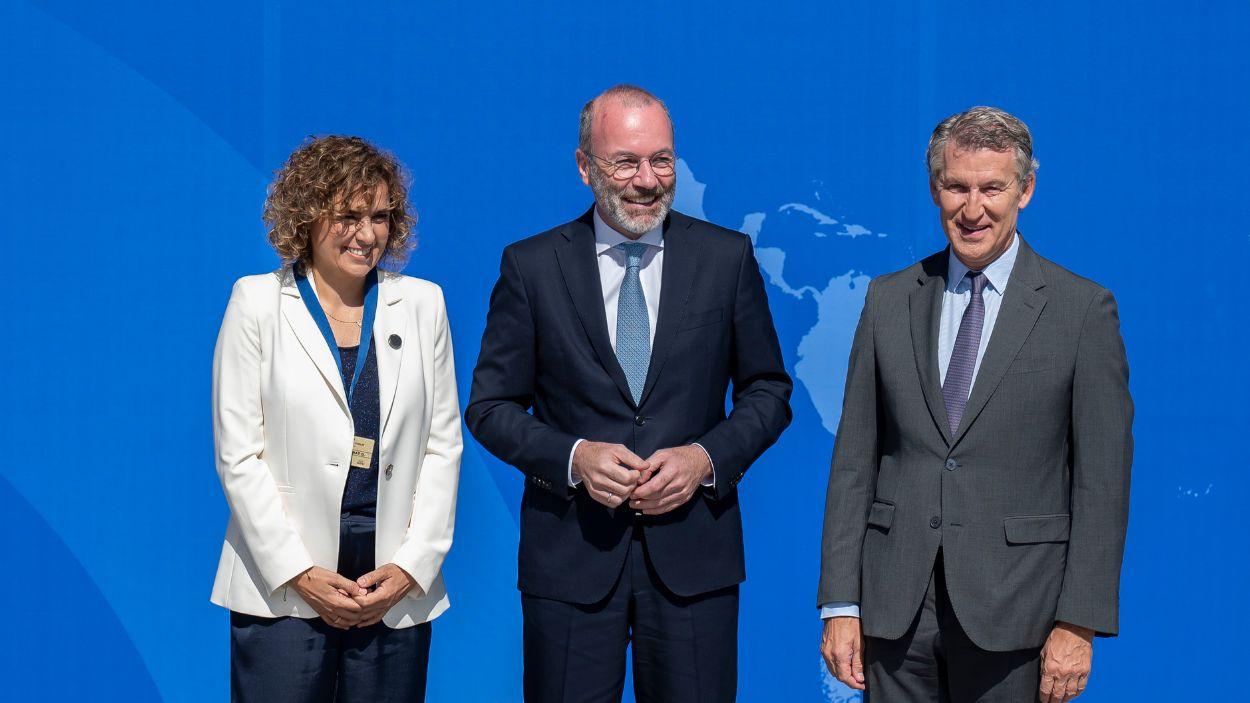 a secretaria general del PPE, Dolors Monserrat; el presidente del PPE, Manfred Weber, y el presidente del PP, Alberto Núñez Feijóo, durante la sesión de apertura del Foro internacional EPP Libertas. EP.