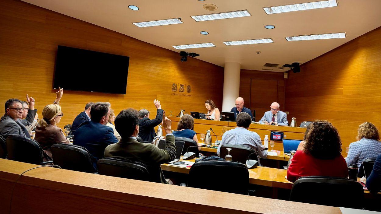 El debate de enmiendas al proyecto de ley de presupuestos de la Generalitat para 2026 en la comisión de Economía, Presupuestos y Hacienda de Les Corts Valencianes. EP.