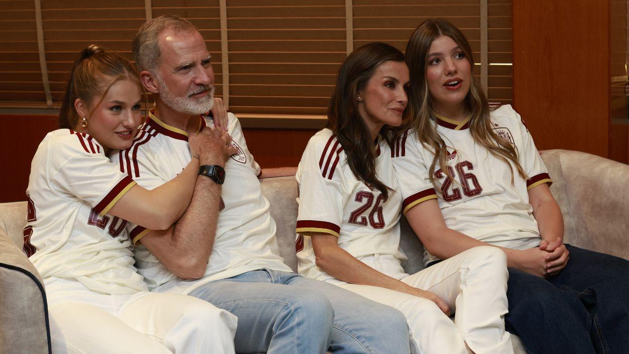 La Princesa Leonor; el Rey Felipe VI, la Reina Letizia; y la Infanta Sofia; visualizan el partido de semifinales del Mundial de fútbol entre España y Francia. EP.