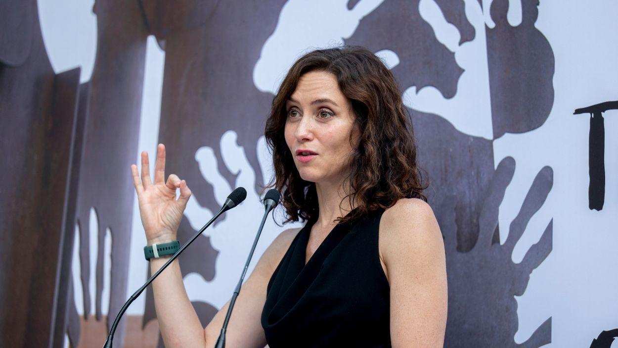 La presidenta de la Comunidad de Madrid, Isabel Díaz Ayuso, interviene durante la celebración del acto institucional de recuerdo y homenaje al concejal del Partido Popular en Ermua, Miguel Ángel Blanco. EP.