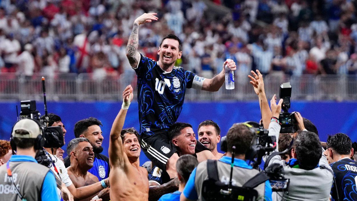 Lionel Messi celebra la victoria con sus compañeros durante el partido de semifinales de la Copa Mundial de la FIFA 2026 entre Inglaterra y Argentina. EP.
