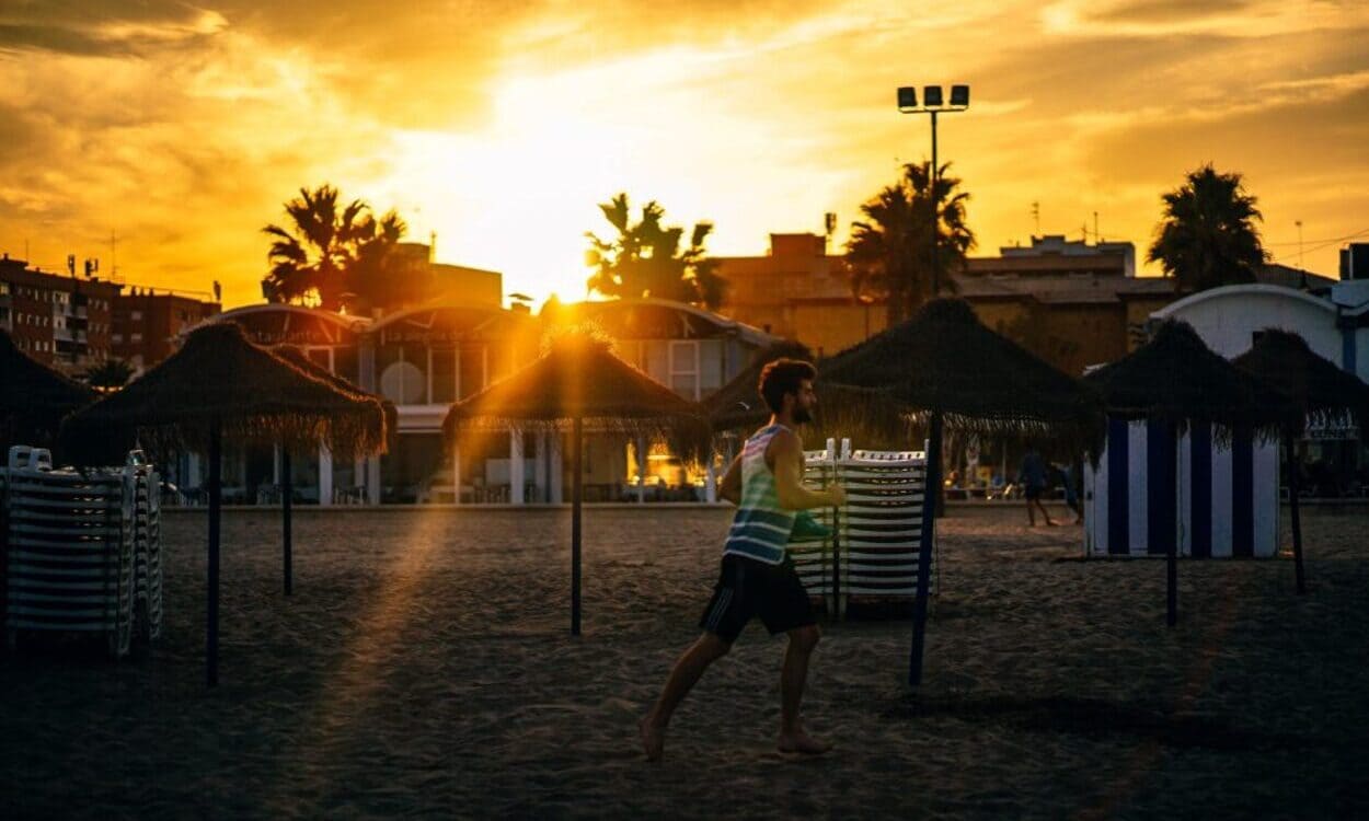 Un estudio de CaixaBank Research confirma que las altas temperaturas afectan al turismo internacional. CAIXABANK