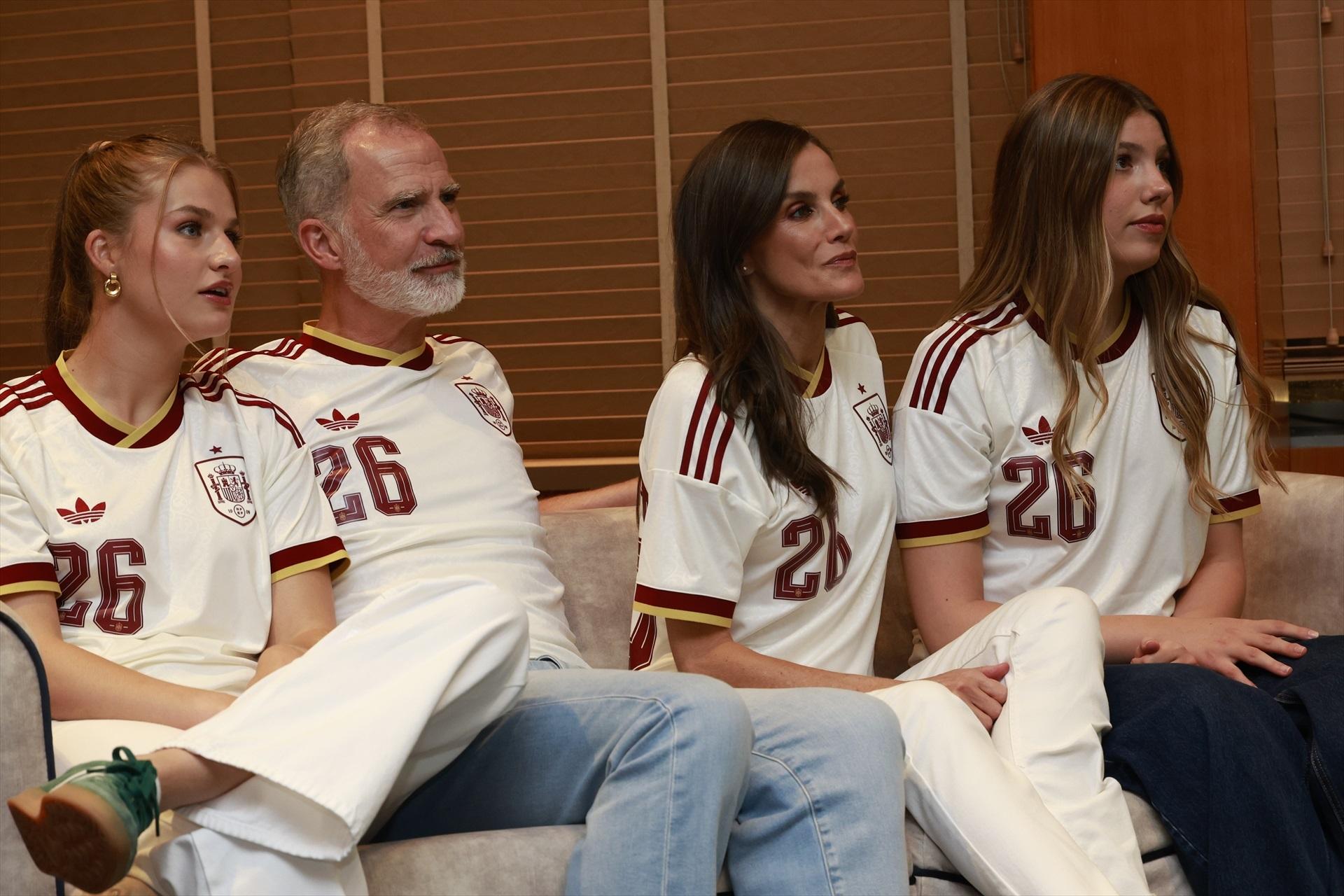 (I-D) La Princesa Leonor; el Rey Felipe VI, la Reina Letizia; y la Infanta Sofia; visualizan el partido de semifinales del Mundial de fútbol entre España y Francia, a 14 de julio de 2026, en Madrid (España)