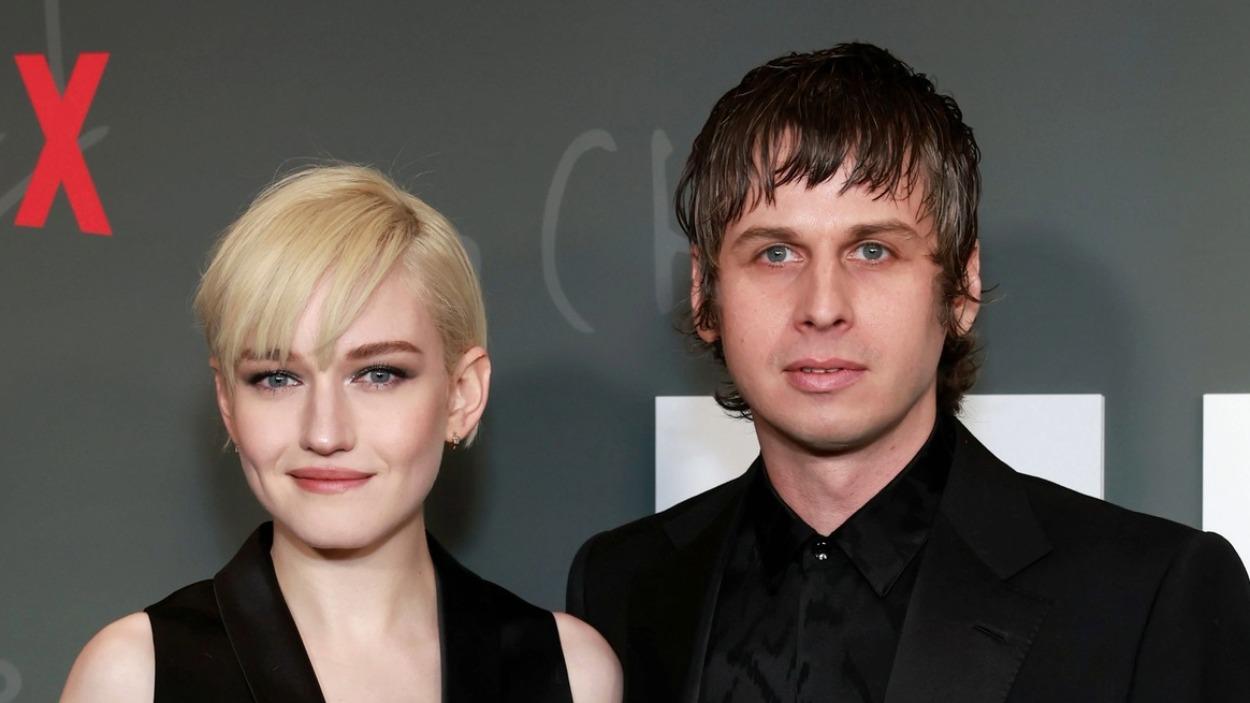Julia Garner & Mark Foster 