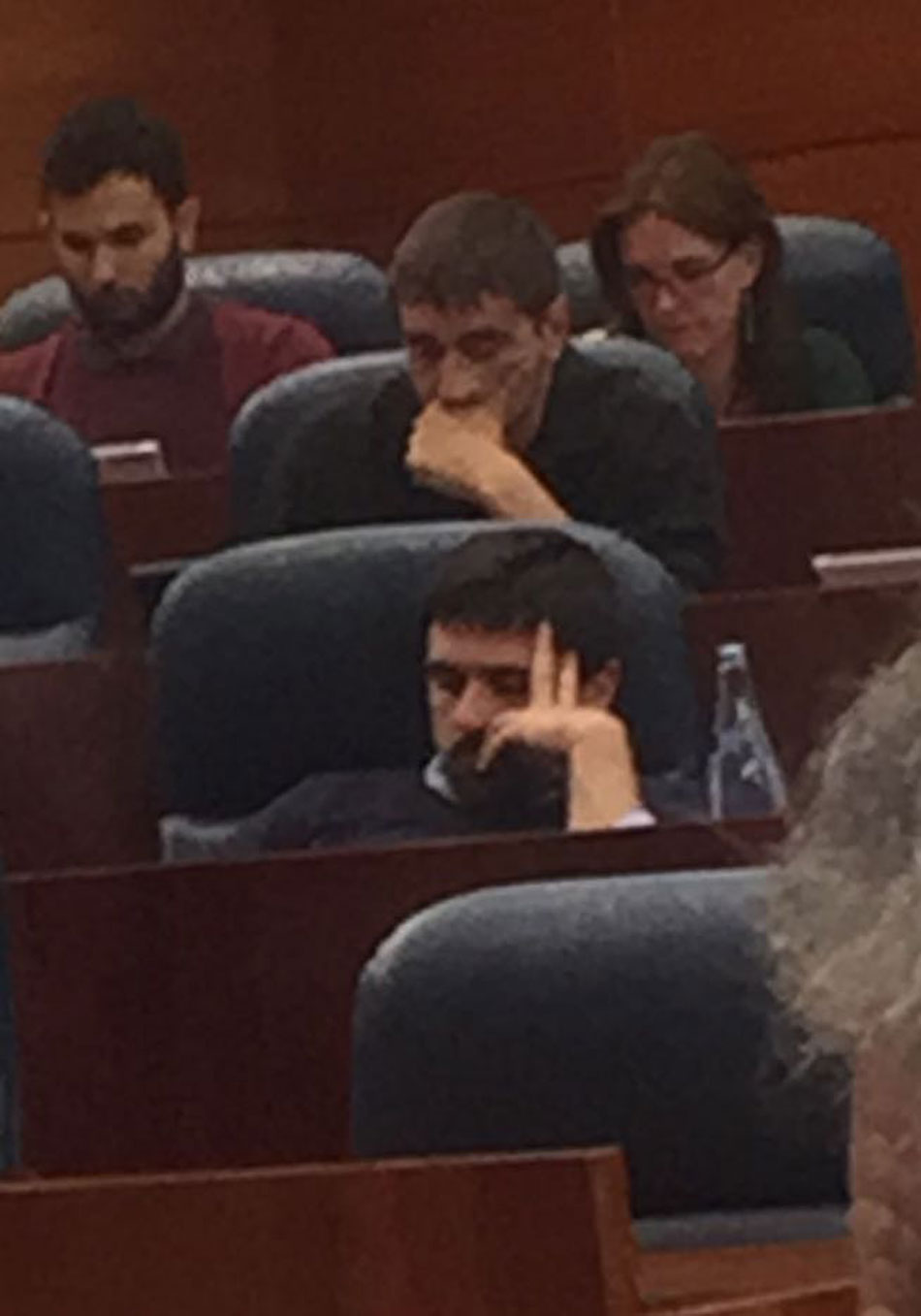 Ramón Espinar en el pleno de la Asamblea de Madrid dormido según el PP