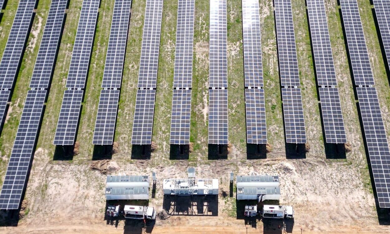 Naturgy invierte 300 millones en un 'megaproyecto' híbrido de energía solar y baterias en Australia. NATURGY