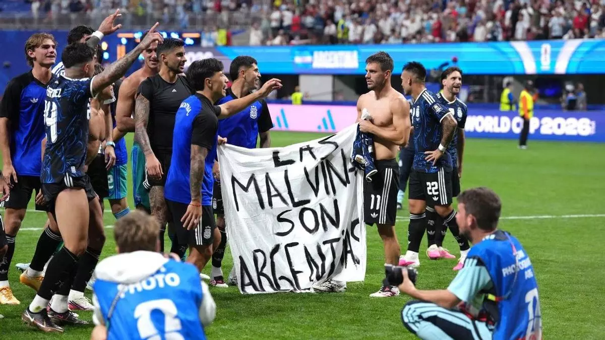Jugadores de la selección Argentina con una pancarta en la que se lee 'Las Malvinas son argentinas'. EP /Nick Potts / PA Wire / dpa