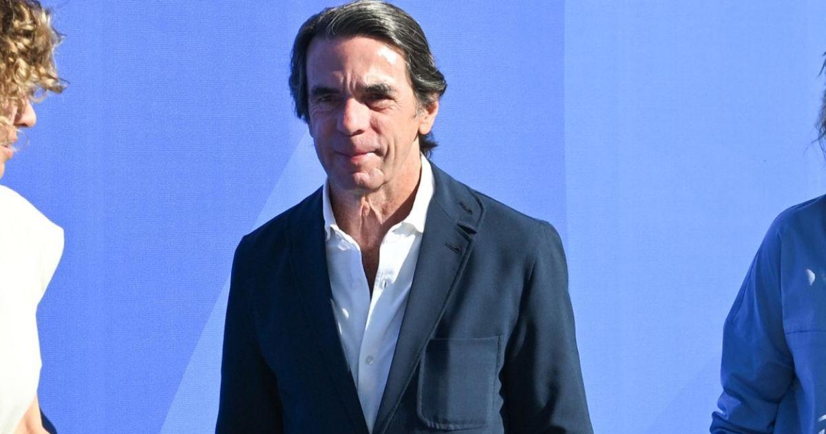 Aznar llama a la unión de todo lo que está «a la derecha de la izquierda» de cara a las elecciones de 2027