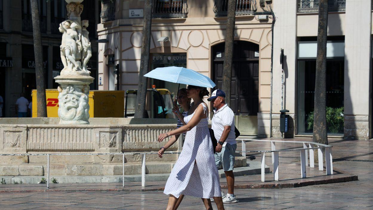 Vecinos y visitantes de Málaga bajo los efectos de la segunda ola de calor. A 6 de julio de 2026 en Málaga. EP.