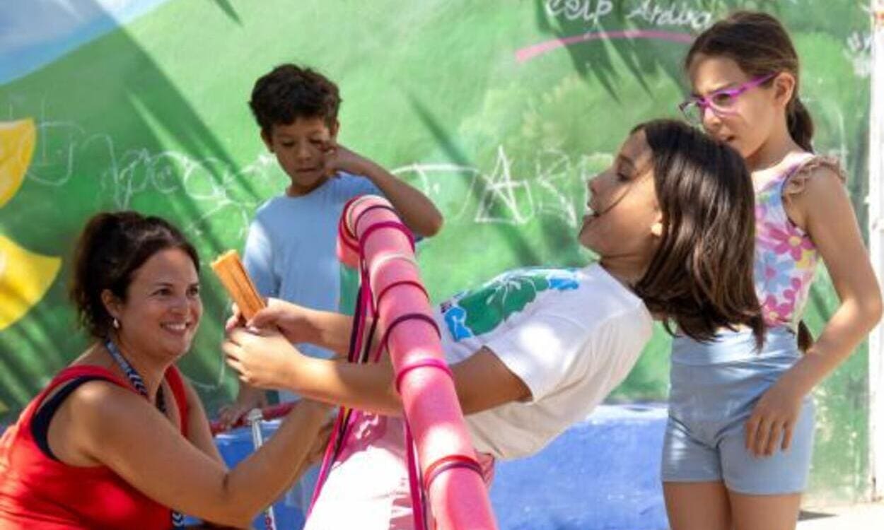 Niños y niñas usuarios de CaixaProinfancia en una de las actividades organizadas en verano. © Fundación ”la Caixa”
