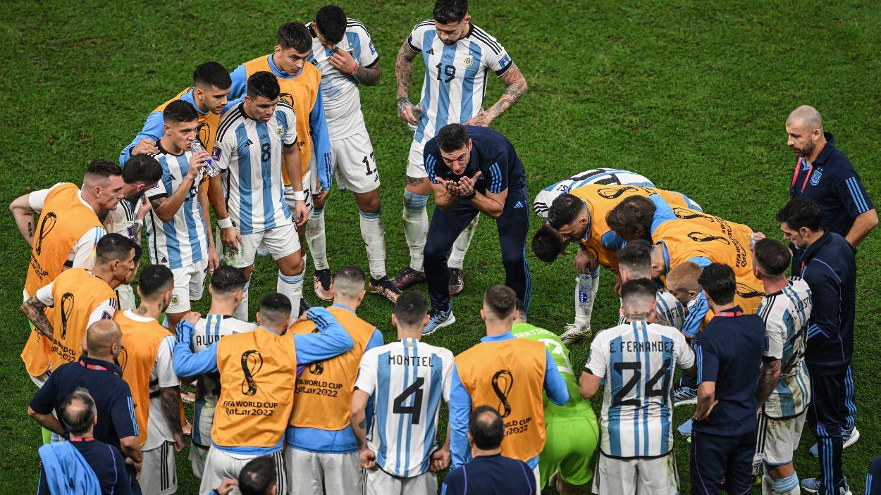 Lionel Scaloni en la charla previa antes de los penaltis de la final del Mundial de 2022 entre Argentina y Francia. EP.