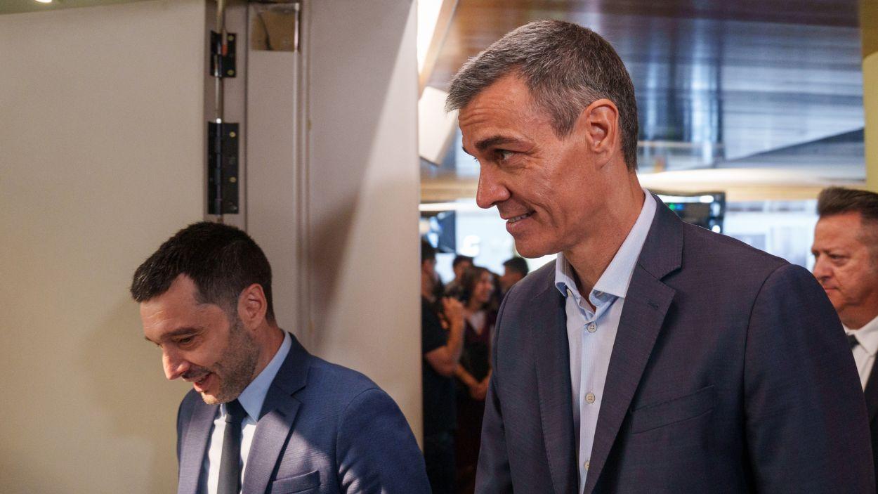 El presidente del Gobierno, Pedro Sánchez, y el ministro de Derechos Sociales, Consumo y Agenda 2030, Pablo Bustinduy. EP