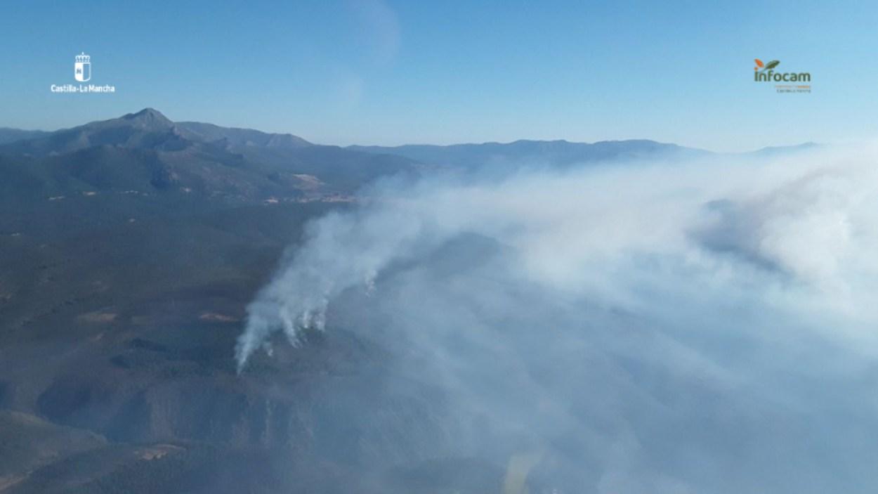 Imagen aérea del incendio forestal en la Sierra Norte de Guadalajara. Infocam.