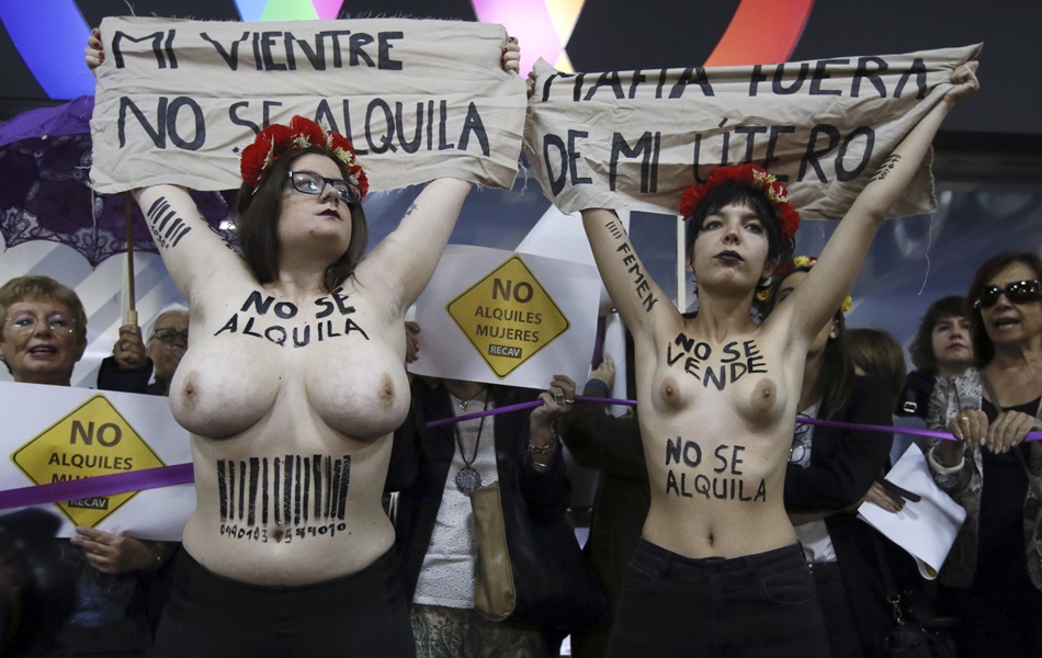 Activistas de FEMEN durante la concentración este sábado frente al hotel en el que se celebra la feria Surrofair. 