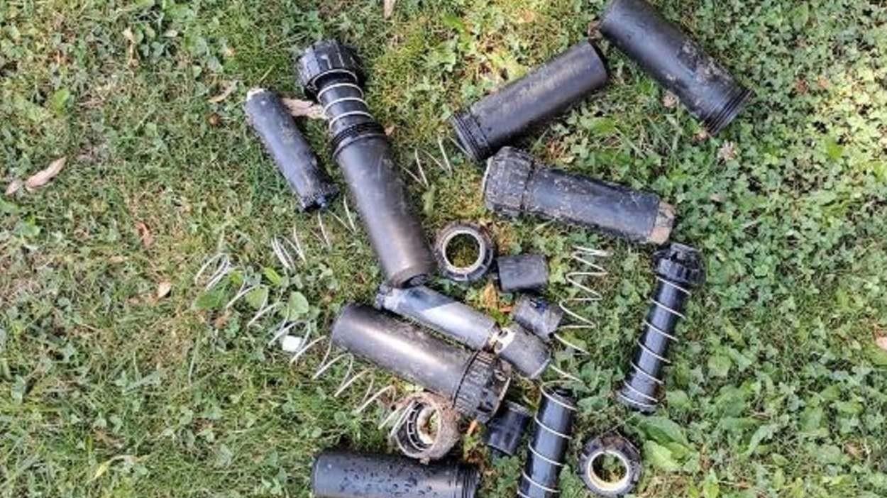 Aspersores arrancados en zonas verdes. Policía Local Cuenca