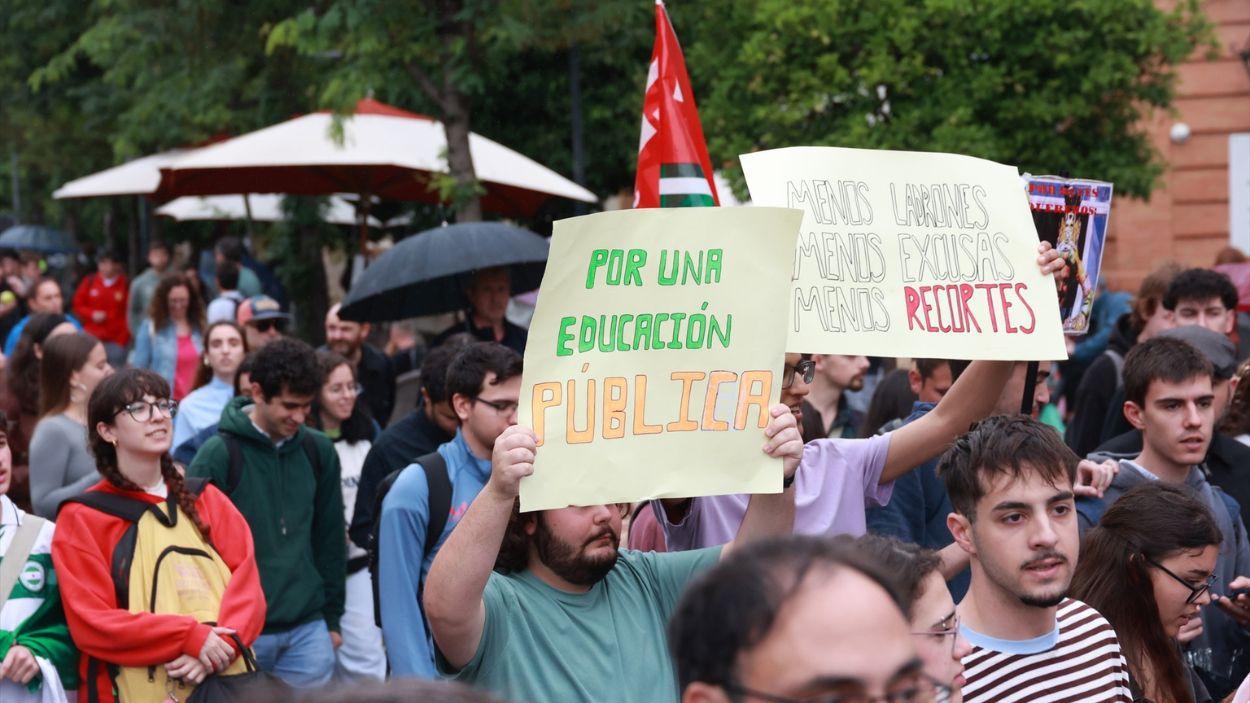 Protesta convocada por la nueva red ‘Universidades andaluzas por la pública’ ante el Rectorado de la Universidad de Sevilla / EP