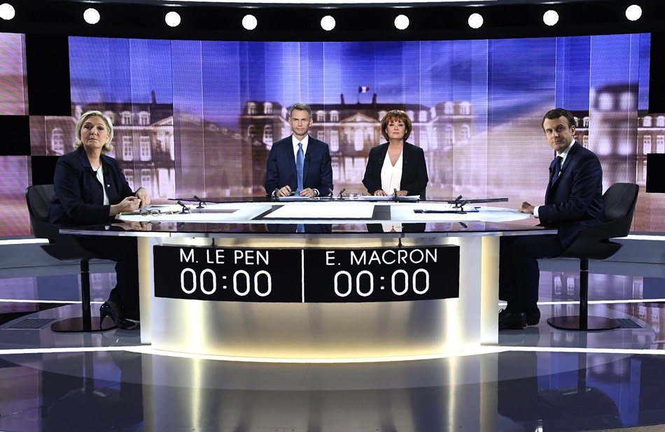 La candidata del Frente Nacional, Marine Le Pen y  el socioliberal del movimiento En Marche !, Emmanuel Macron, durante el debate televisado por la televisión pública francesa.