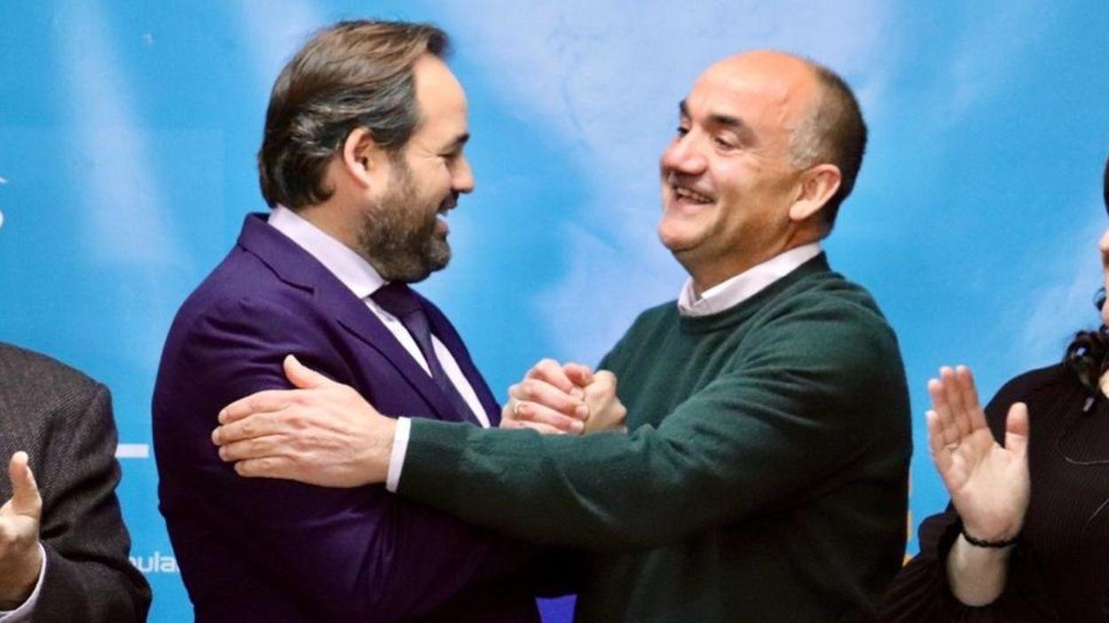 El presidente del Partido Popular de Castilla La Mancha, Paco Núñez, y el alcalde de Villarrobledo, Valentín Bueno. PP.