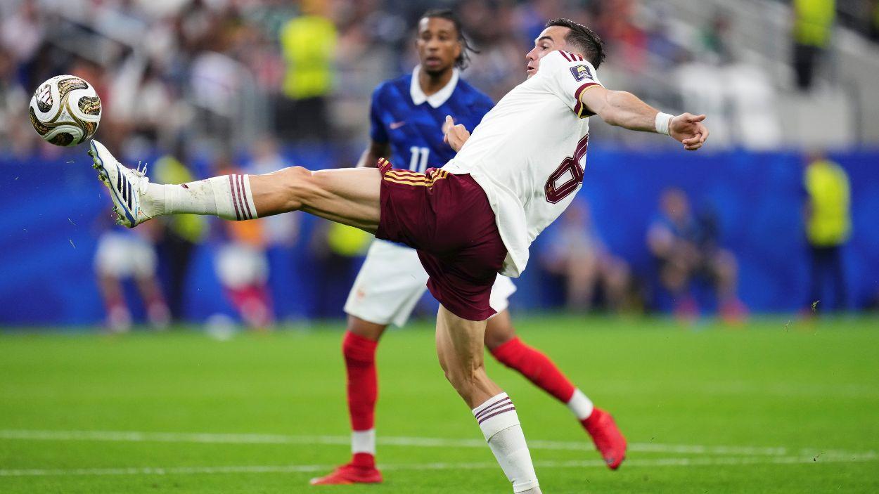 Fabián controla el balón ante la atenta mirada de Olise en el partido de semifinales del Mundial 2026 frente a Francia. Europa Press.