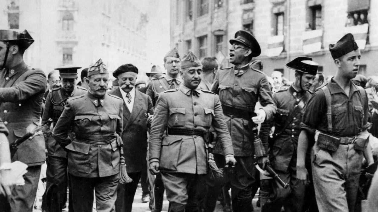 Francisco Franco, en Burgos, en agosto de 1936. A su izquierda el general Mola y a su derecha el general José Cavalcante.
