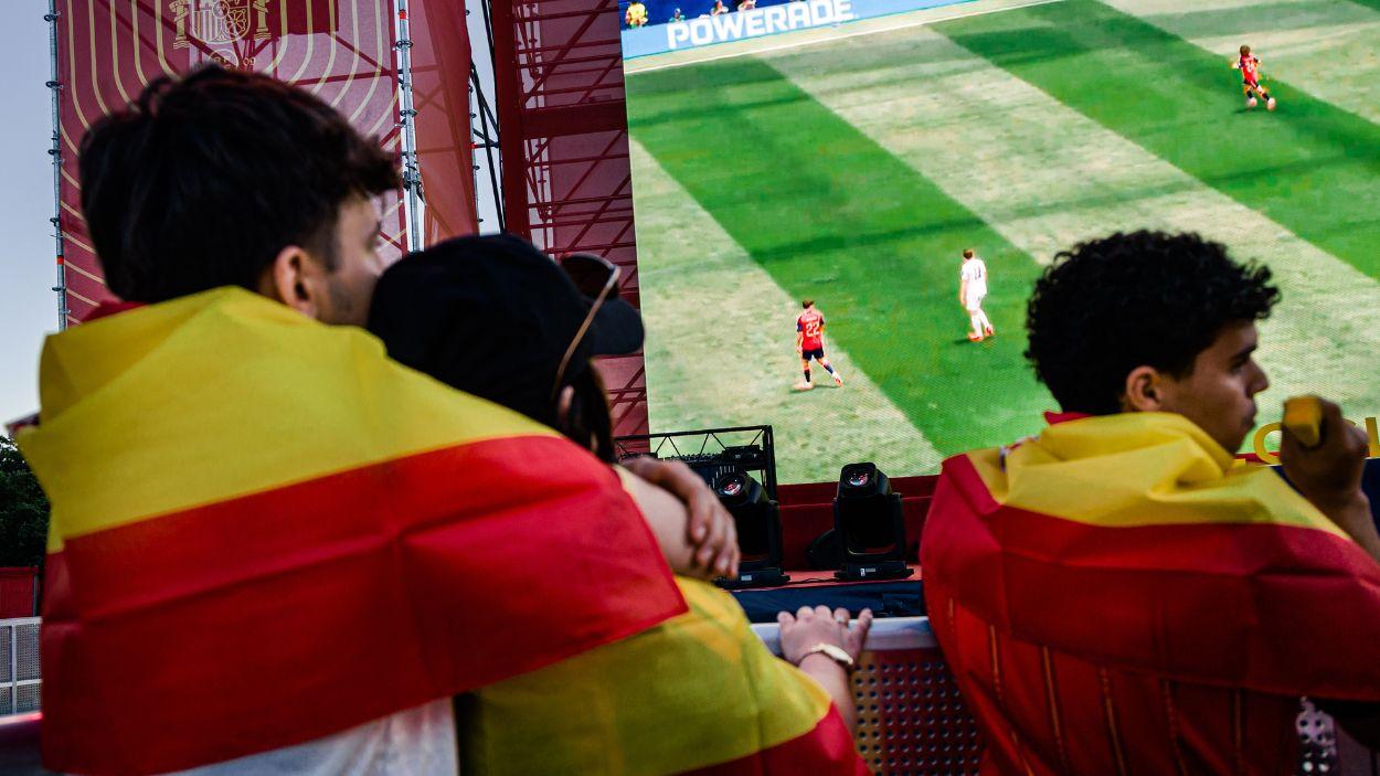 Aficionados de la Selección Española durante el partido del Mundial de fútbol 2026 entre España y Austria, en el evento de la Plaza Selección en la Plaza de Colón. EP.