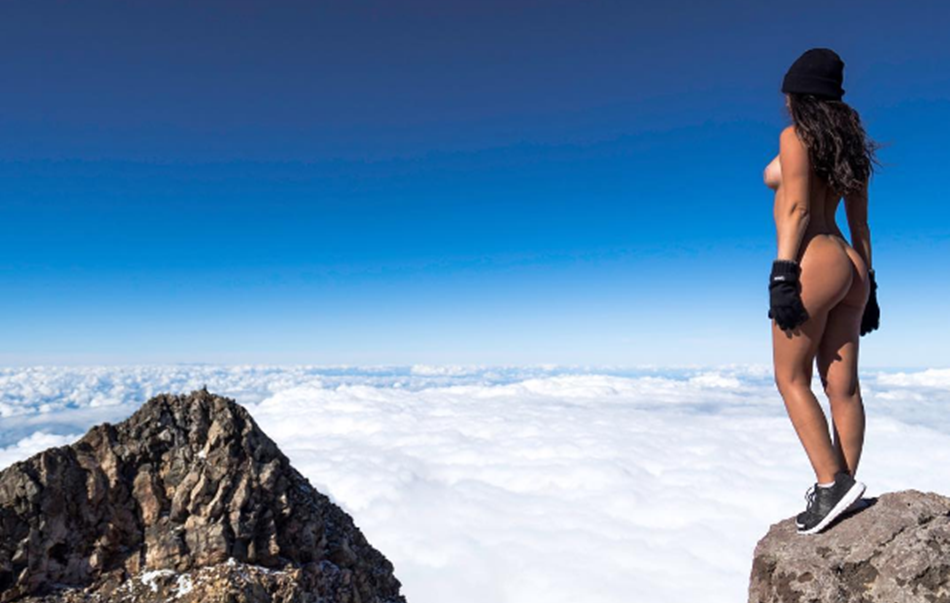 La modelo, Jaylene Cook,en la cima del Monte Taranki (Nueva Zelanda).