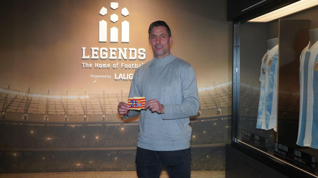 El exjugador español, Joan Capdevila, posa con el brazalete del Espanyol y el '21' en memoria de Dani Jarque. Europa Press.