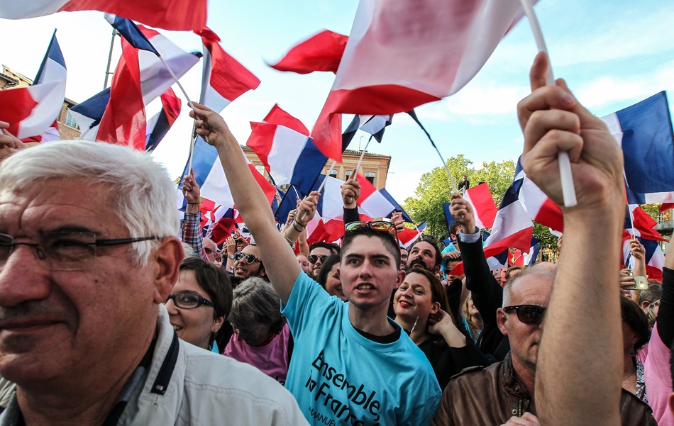 Seguidores de Macron durante uno de los discursos del candidato a la presidencia de Francia por el movimiento 'En Marche!'. 