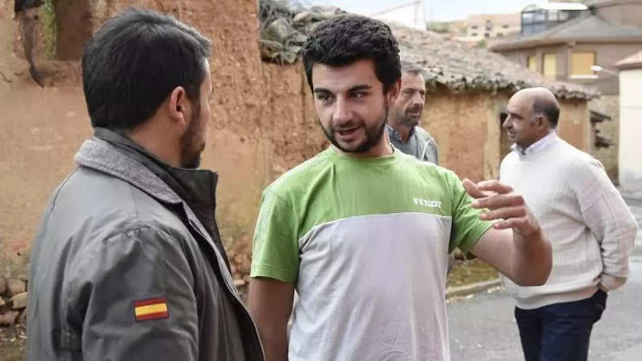 El alcalde de Robledillo de Mohernando, Rubén Marchamalo, de Vox, junto al diputado por Guadalajara. Vox. 