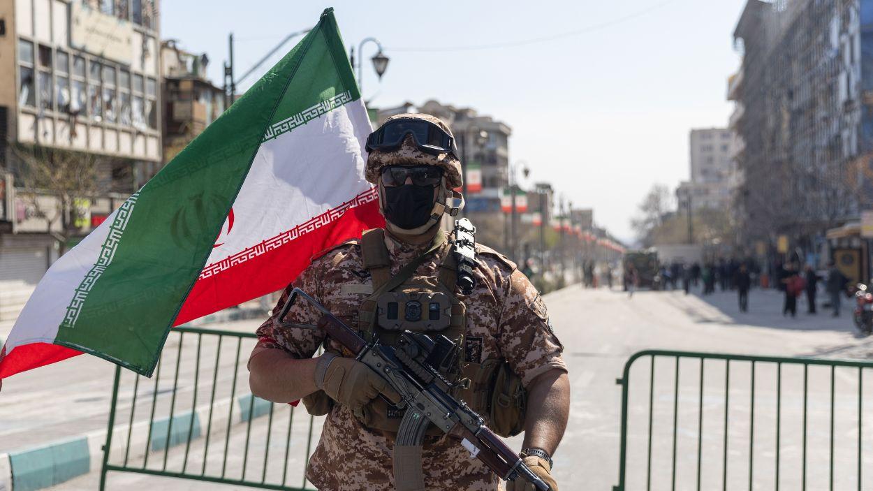 Un miembro de la Guardia Revolucionaria de Irán frente al edificio de la Policía de Teherán. Europa Press.