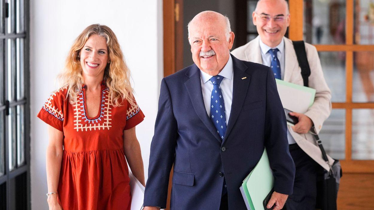 La vicepresidenta primera del Parlamento andaluz, Ana Mestre, y el presidente, Jesús Aguirre, en una foto de archivo / EP