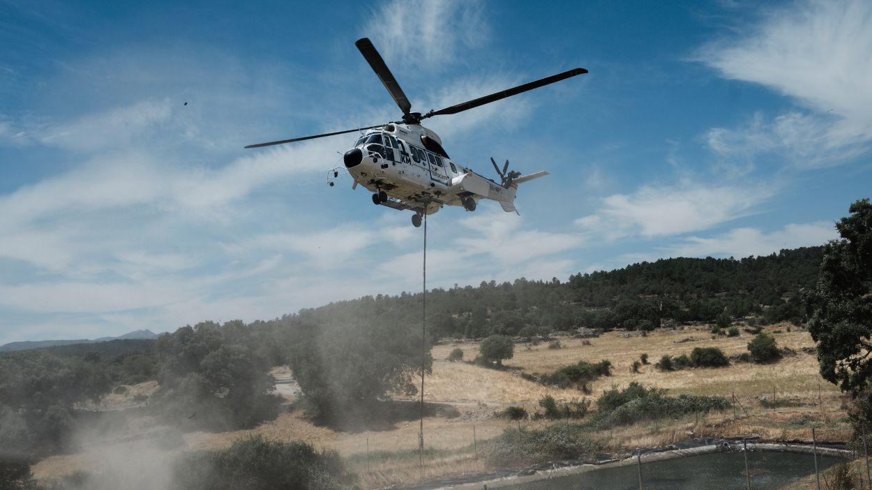 Un helicóptero durante las labores de extinción del incendio. EP.