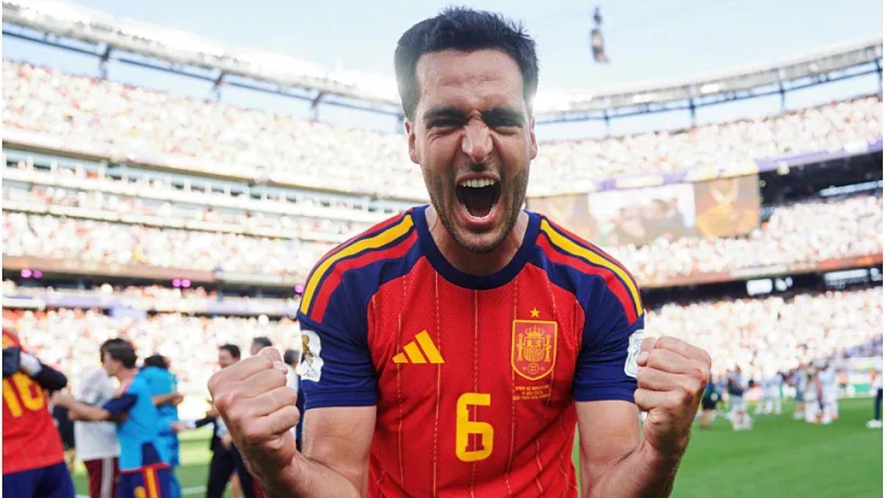 Mikel Merino celebra el Mundial