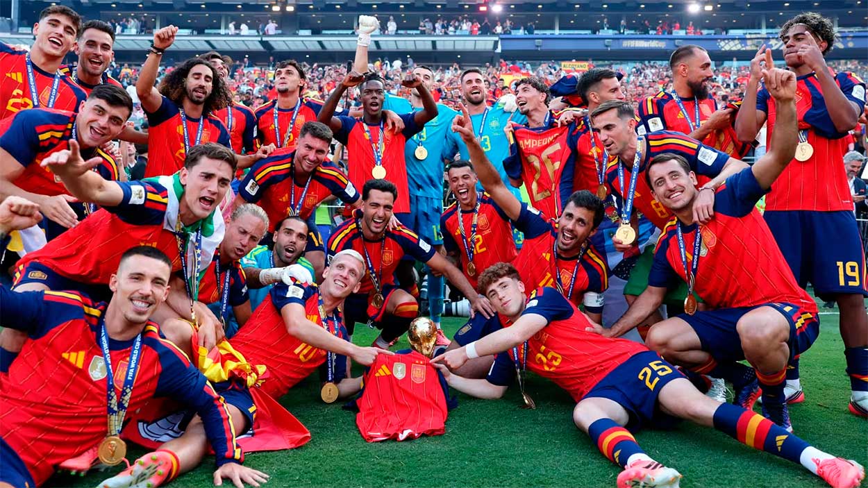 Los jugadores de la selección española con la Copa Mundial de Fútbol 2026. FIFA