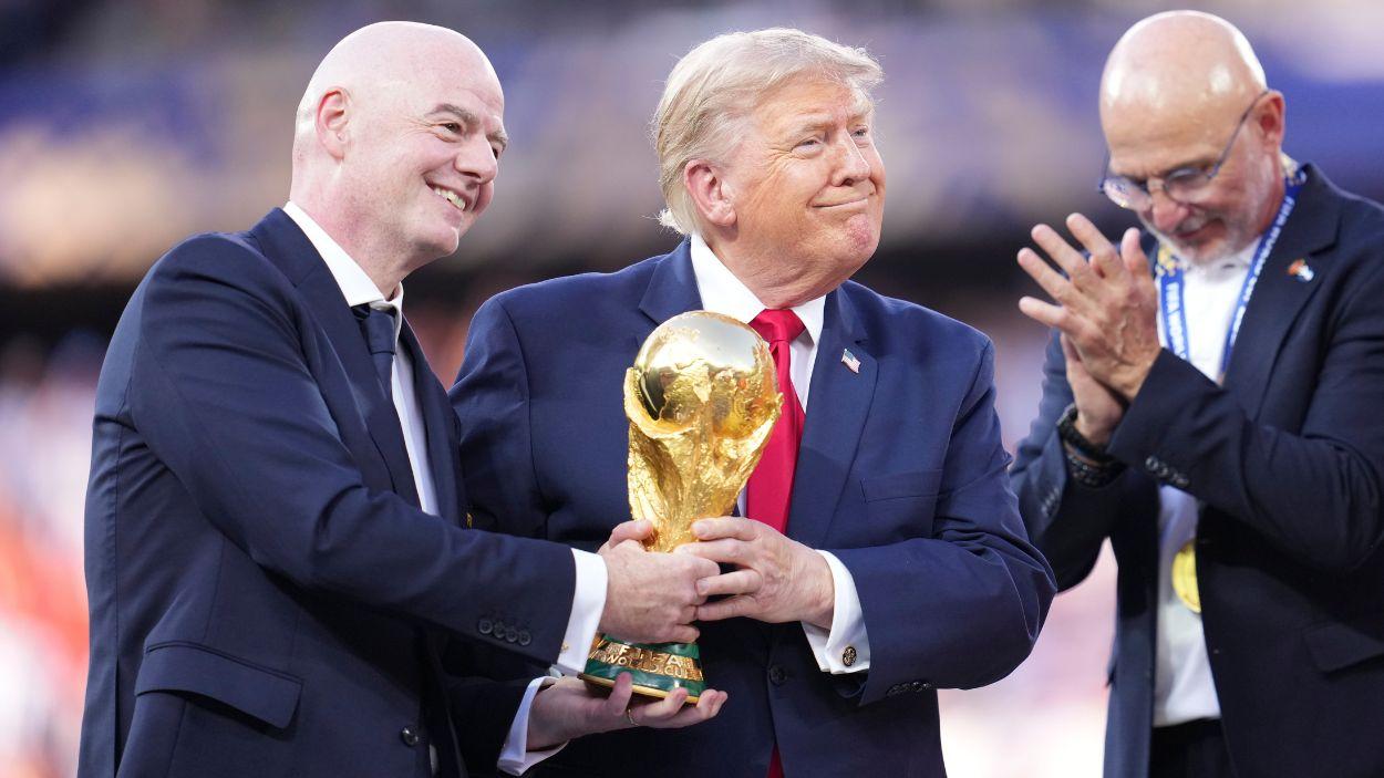 Donald Trump junto a Gianni Infantino camino de entregar a España la Copa del Mundial 2026
