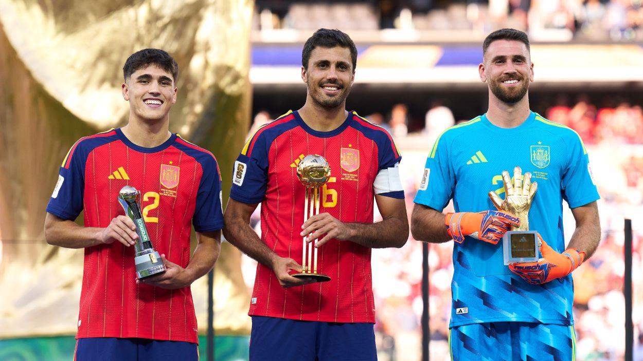 El centrocampista de la selección española Rodri Hernández, el portero Unai Simón y el central Pau Cubarsí. EP.