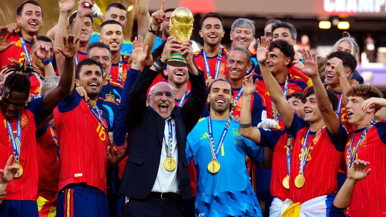 Luis de la Fuente levanta el trofeo de la Copa Mundial durante la ceremonia de premiación tras la victoria de España en la final de la Copa Mundial de la FIFA 2026 contra Argentina. EP.