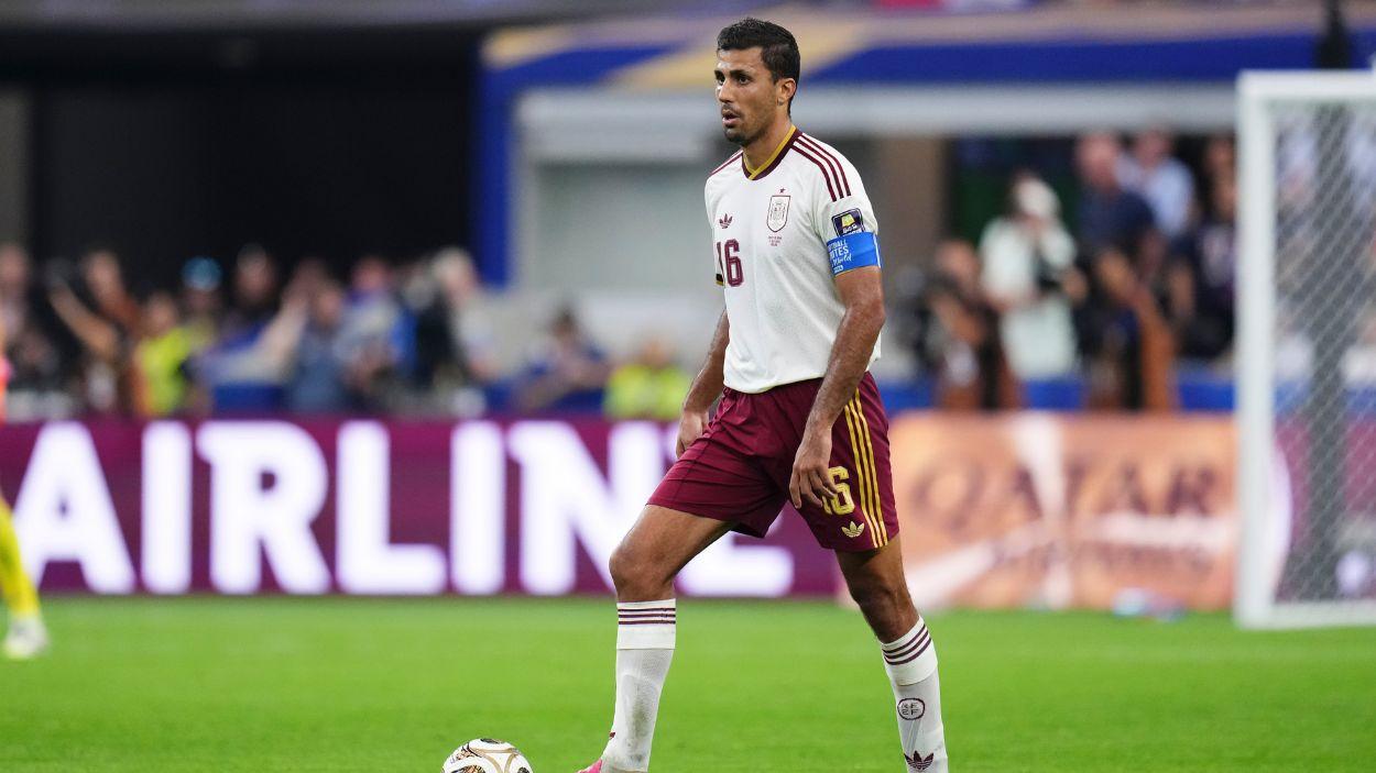 Rodrigo Hernández Cascante controla la pelota durante el encuentro de semifinales del Mundial ante Francia. EP.