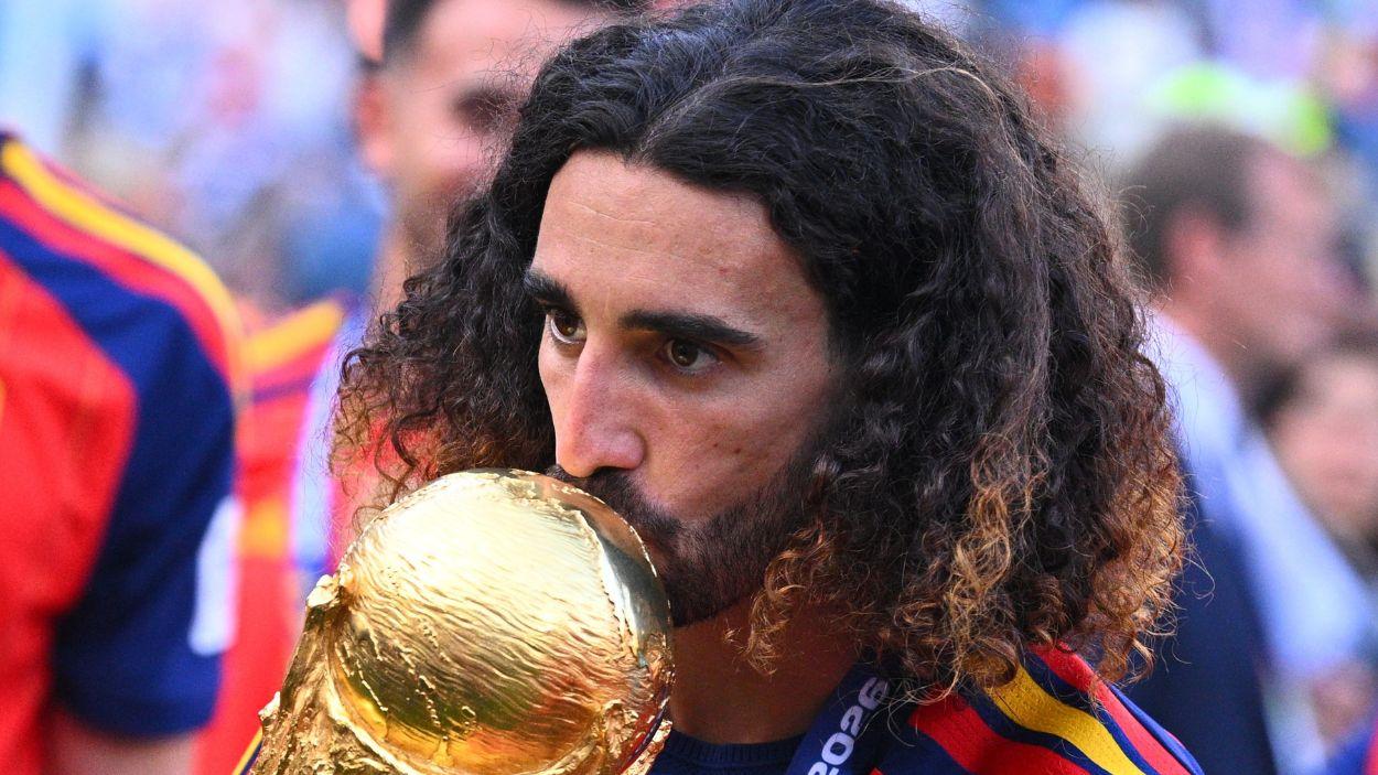 Marc Cucurella con la Copa del Mundo. EP.