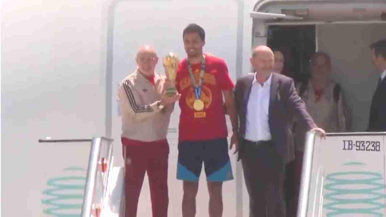 De la Fuente y Rodri con la Copa a su llegada a Madrid
