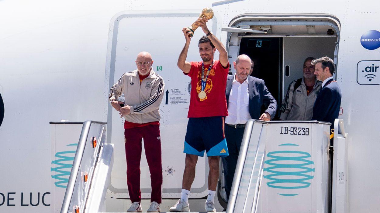 De La Fuente Y Rodri Alzan La Copa Del Mundo A Su Llegada A Madrid