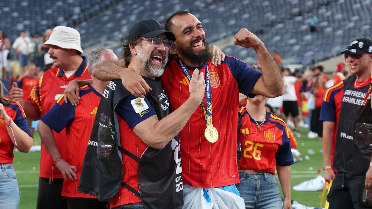 Javier Bardem y Borja Iglesias. EP.